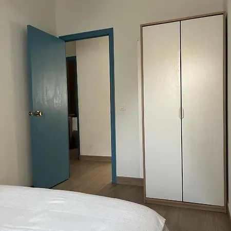 Modernized 3-bedroom Flat 500m To The Apartman *